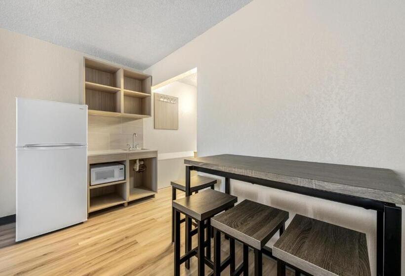 Студия Deluxe, Suburban Studios Pueblo North