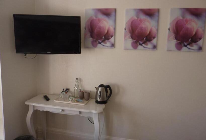 اتاق لوکس با چشم‌انداز دریا, Pebbles Guest House