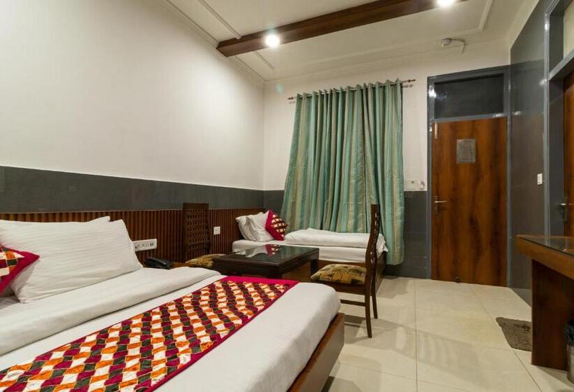 غرفة كلاسيكية ثلاثية, Baba Deluxe At New Delhi Railway Station  By Rcg Hotels
