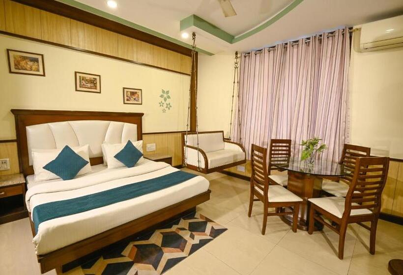 غرفة سوبيريور سرير كينج, Baba Deluxe At New Delhi Railway Station  By Rcg Hotels
