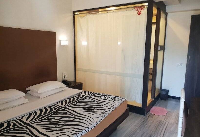 이코노미 룸, Milan International