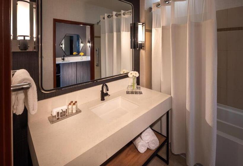 キングサイズベッドのデラックスルーム, Silver Cloud Hotel   Seattle Stadium