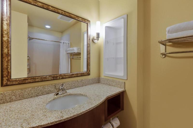 장애인을 위한 스위트, Holiday Inn Express Hotel & Suites Salina, An Ihg