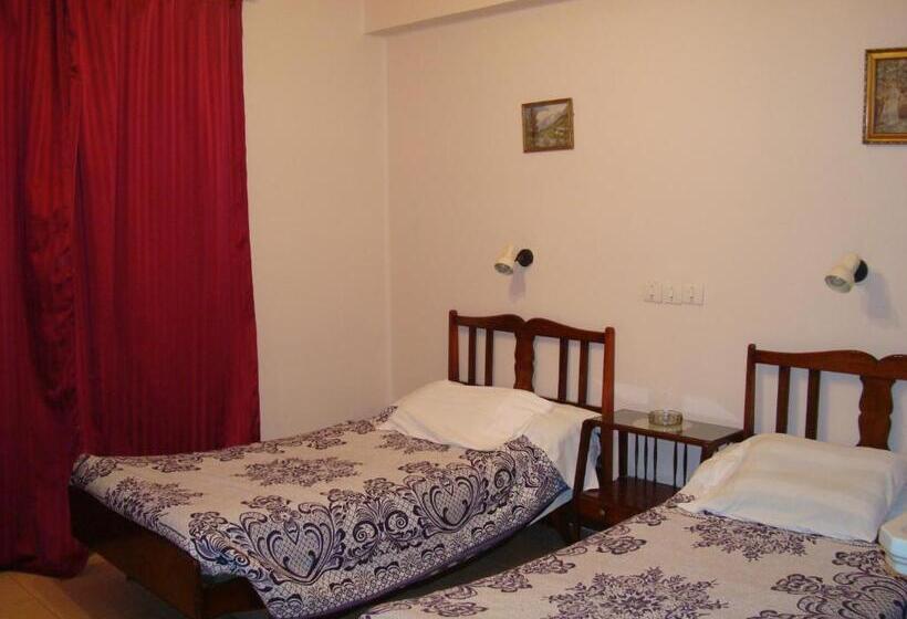 اتاق استاندارد سه نفره, Lotus Hotel Cairo