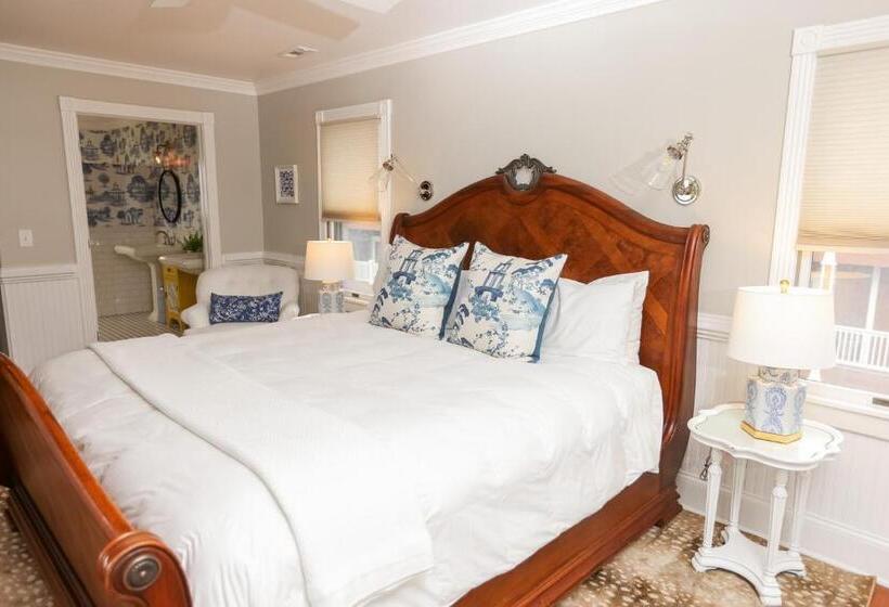 Люкс с Балконом, The Burrus House Inn Waterfront Suites