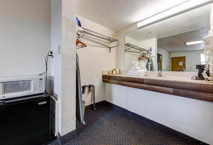 Номер Deluxe Кровать Кинг, Guest Inn Rogers
