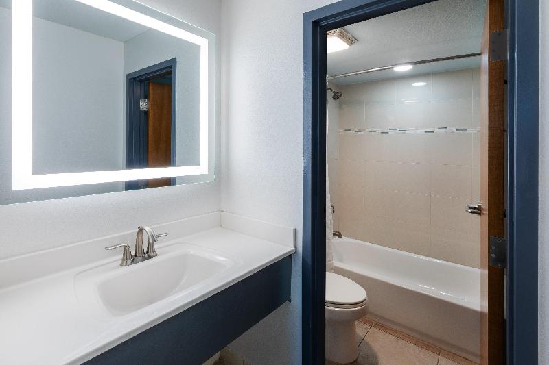 带大床的标准间, Holiday Inn Resort South Padre Island Beach Front, An Ihg