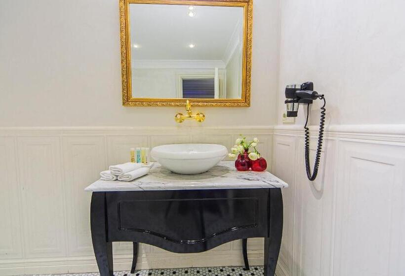 اتاق لوکس با تخت بزرگ, Meroddi Galata Mansion