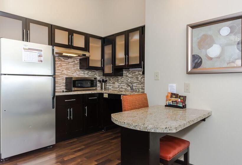 Люкс Кровать Кинг, Staybridge Suites Grand Forks, An Ihg