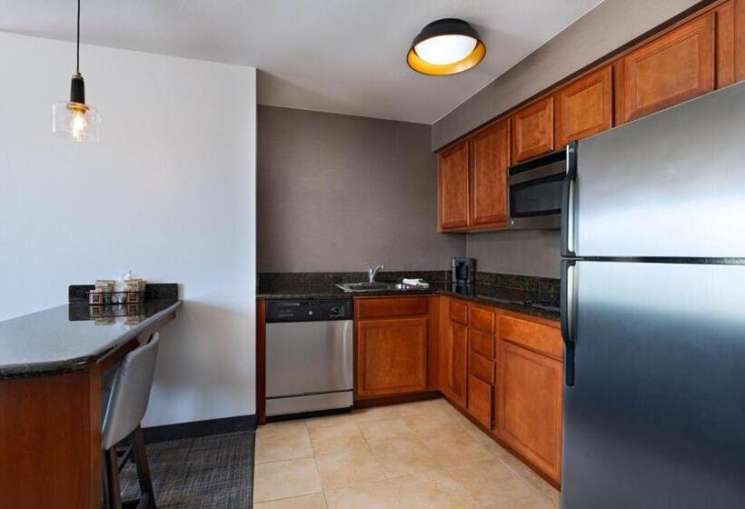 带大床的标准工作室, Residence Inn Beaumont