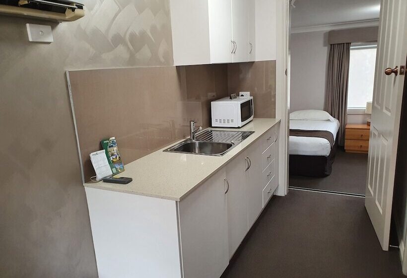 סוויטה משפחתית, The Aston Motel Tamworth