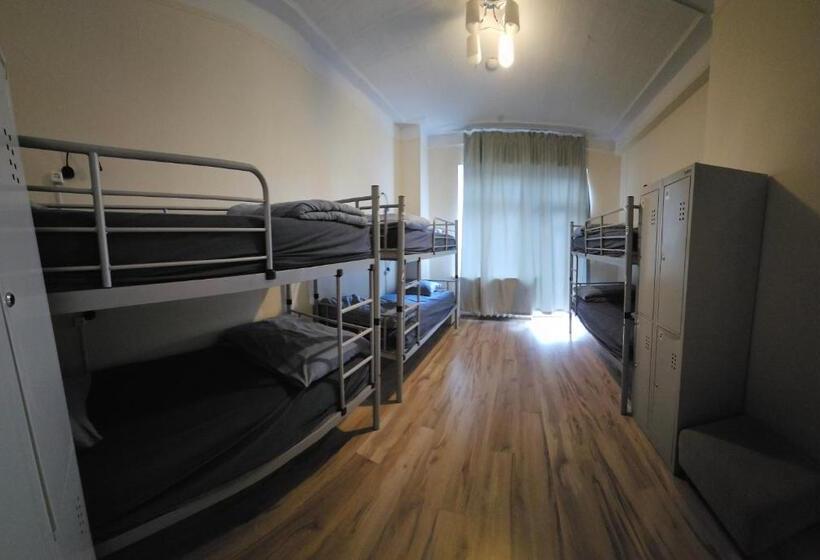 تختخواب در اتاق مشترک, Mr Jo’s Hostel