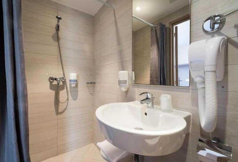 Трехместный Номер Стандарт Вид на Бассейн, Hôtel Thalassa