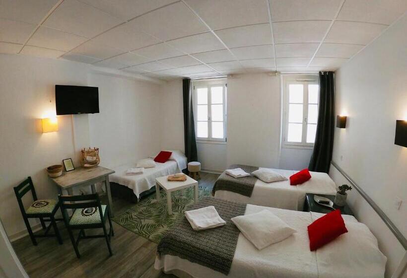 اتاق استاندارد سه نفره, Le Petit Hôtel
