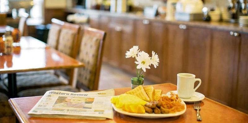 キングサイズベッドのスタンダードルーム, Service Plus Inns & Suites Drayton Valley