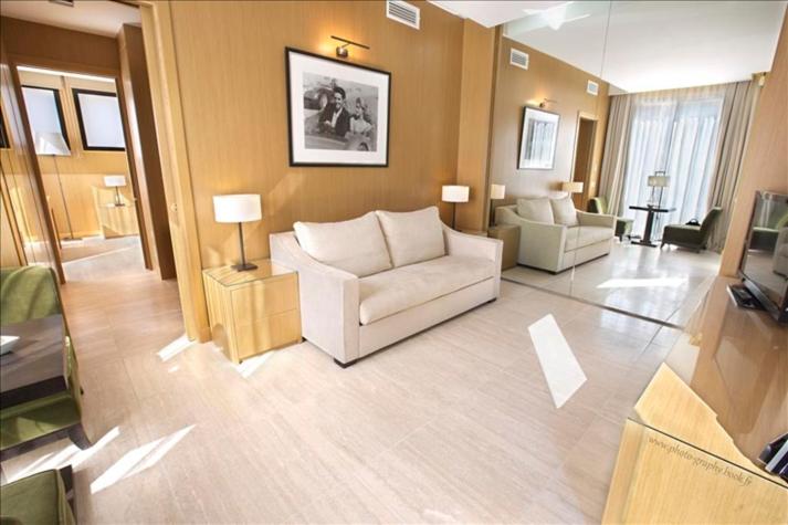Люкс Вид на Бассейн, Hostellerie La Farandole