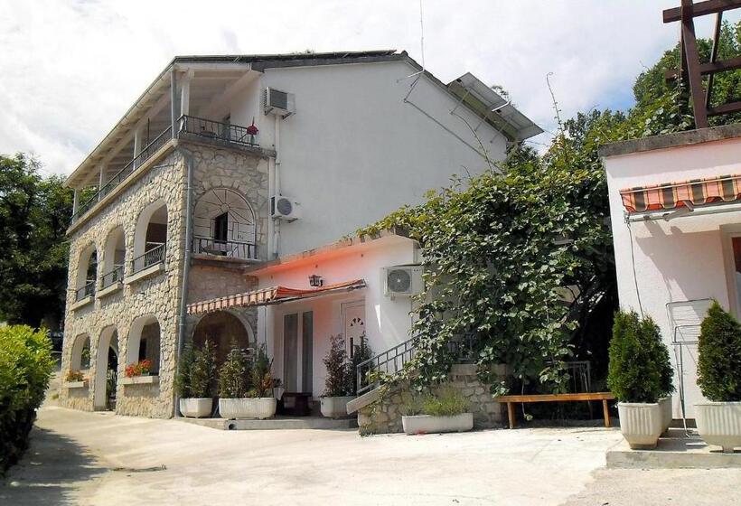 آپارتمان 2 خوابه, Apartment Biro Kestenovi