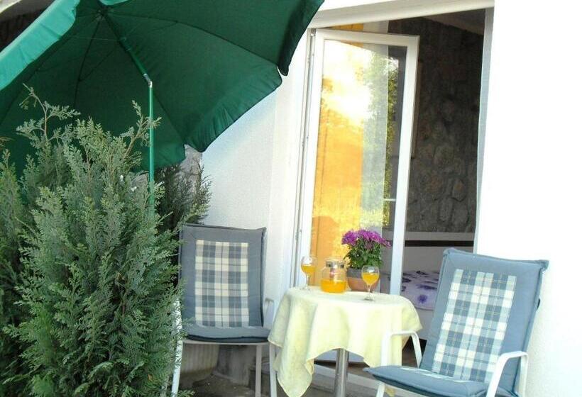 استودیوی استاندارد, Apartment Biro Kestenovi