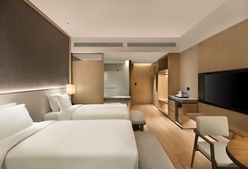 Номер Стандарт с Балконом, Crowne Plaza Zunhua Hot Spring Town, An Ihg