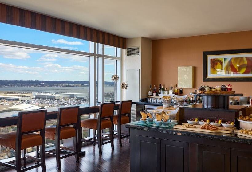 Номер Клуб, Renaissance Arlington Capital View