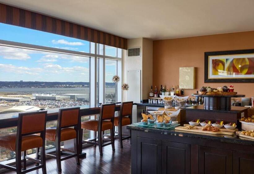 Номер Клуб, Renaissance Arlington Capital View