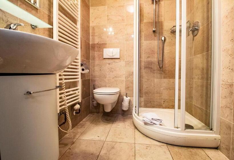 带露台两卧公寓, Residence U černé Věže české Budějovice