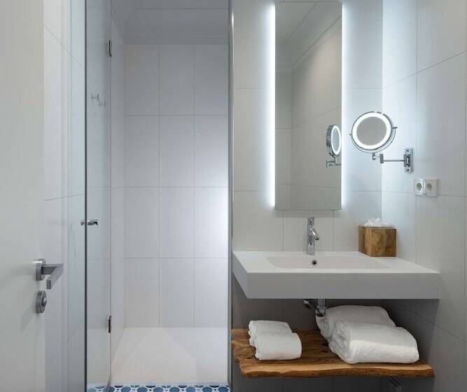 اتاق استاندارد با تخت بزرگ, Atocha Hotel Madrid, Tapestry Collection By Hilton