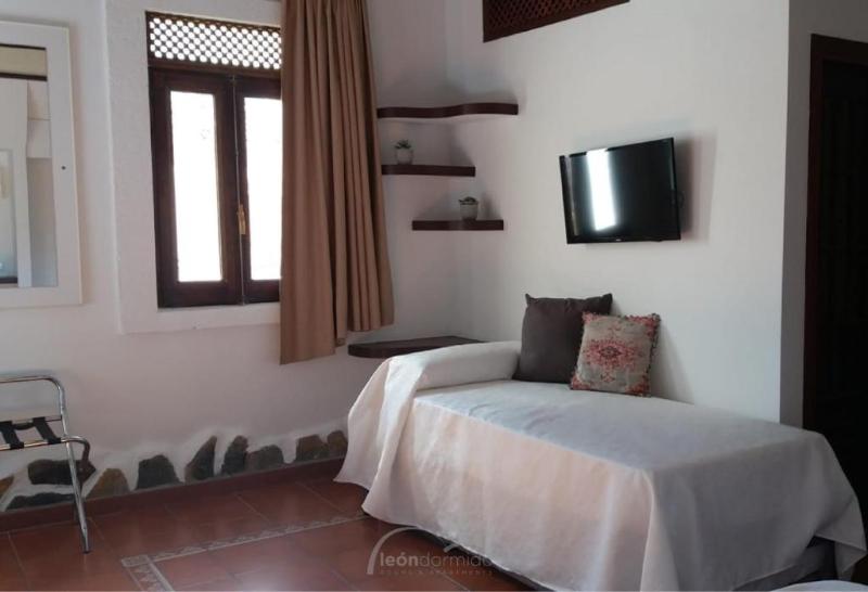 Номер Стандарт Трехместный, Hostal Leon Dormido