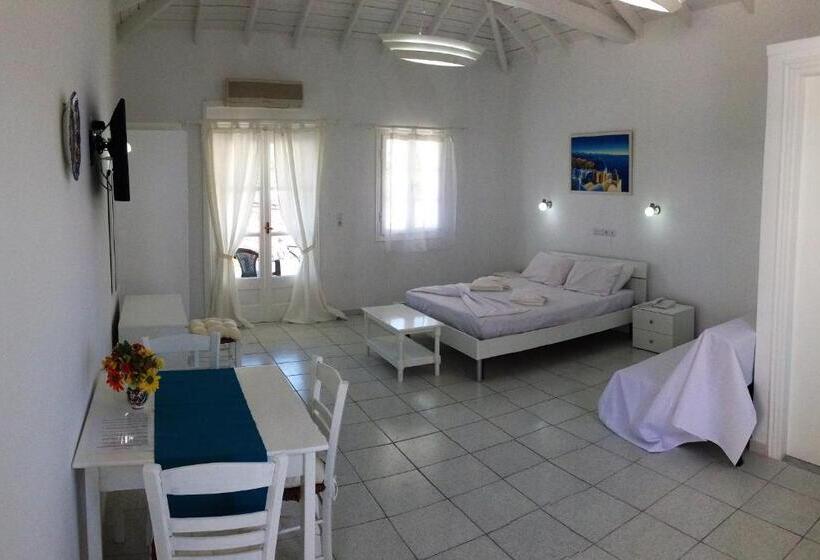 استودیوی استاندارد, Limnionas Bay Village