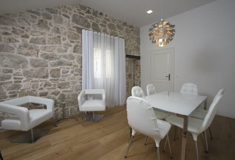 Вилла Deluxe 3 Спальни, Divota Apartment