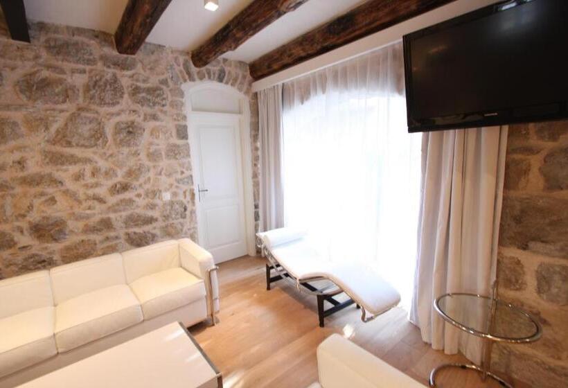 Вилла Deluxe 3 Спальни, Divota Apartment