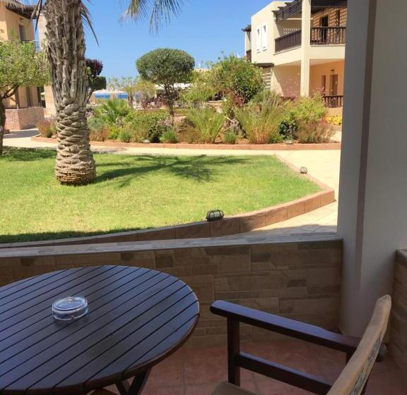 דירת שני חדרים, Vagia Mare