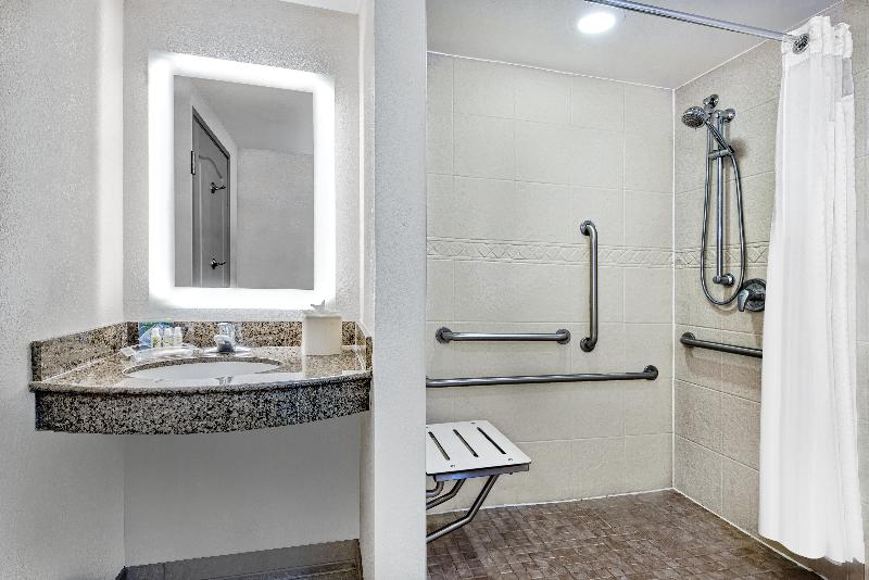 سوئیت برای معلولان, Holiday Inn & Suites College Station Aggieland, An Ihg