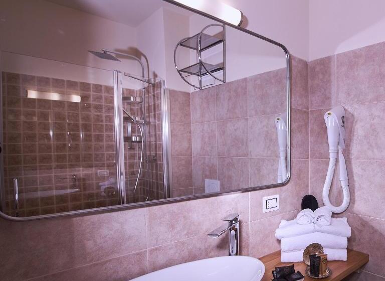 اتاق لوکس با بالکن, Villa Tower Inn