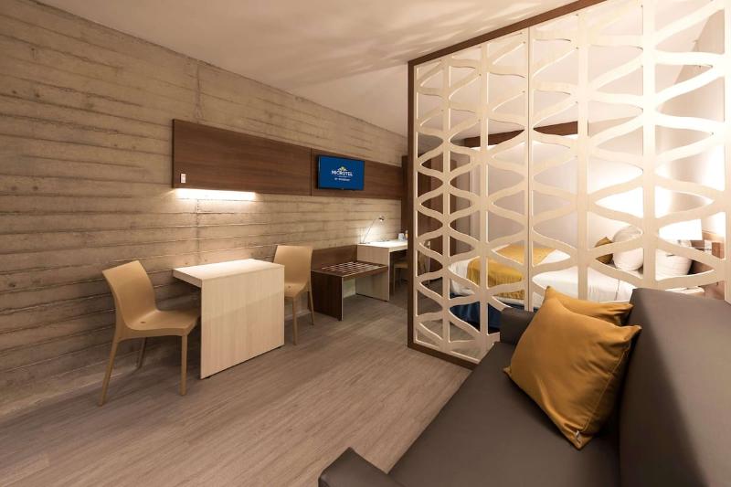 带大床的套房, Microtel Inn & Suites By Wyndham Guadalajara Sur