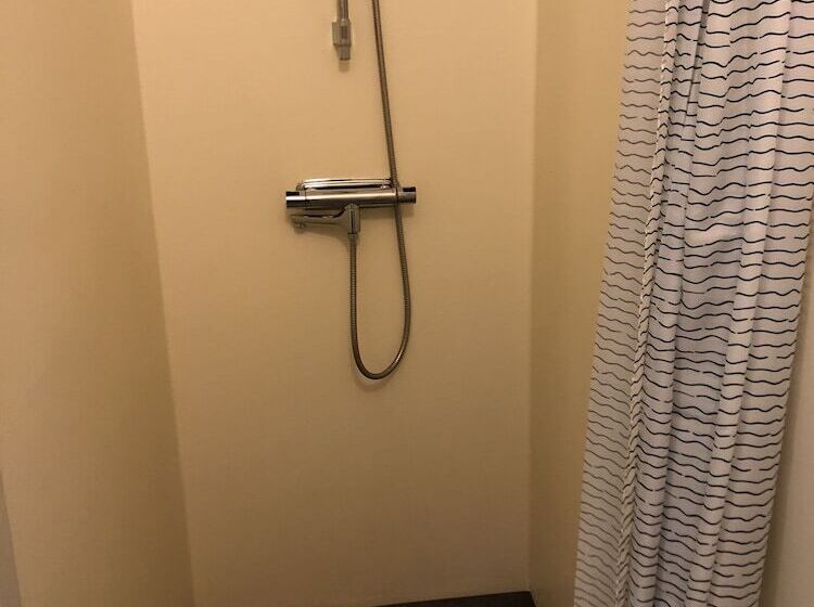 Quarto Triplo Estandar Banheiro Compartilhado, Saxvikens Vandrarhem