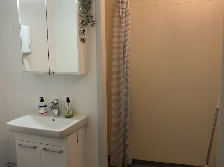 Quarto Triplo Estandar Banheiro Compartilhado, Saxvikens Vandrarhem