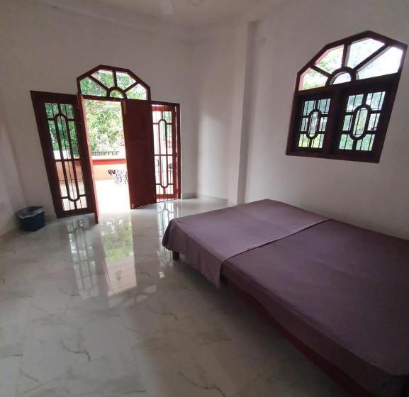 经济房, Airport Layover B&b