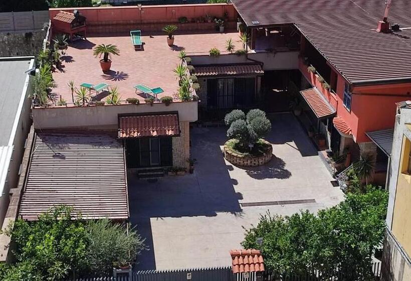 Четырехместный Номер Стандарт, Midway House Italy