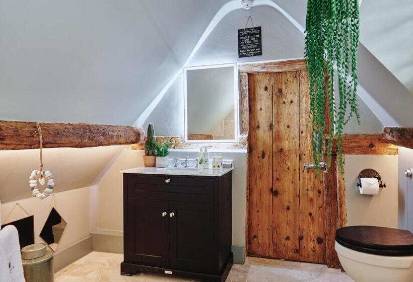 Quarto Estandar, Kings Arms