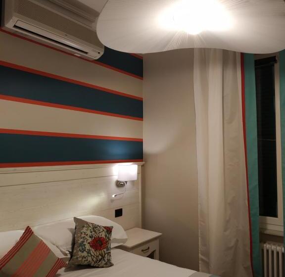 اتاق اکونومی, La Camogliese