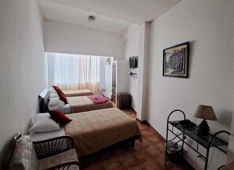 标准三人间, Atlantic Suites