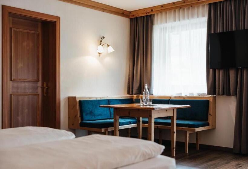 سوییت جونیور, Kristallhotel Corona Krone