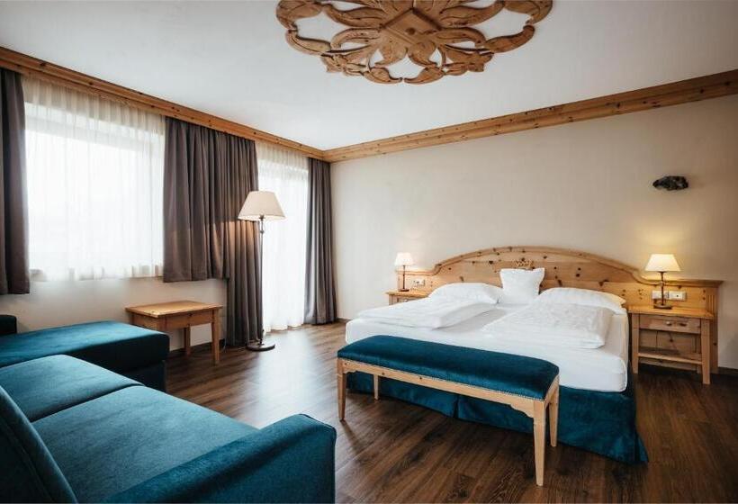 سوییت جونیور, Kristallhotel Corona Krone