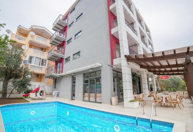 سوییت جونیور با چشم‌انداز دریا, Petrovac