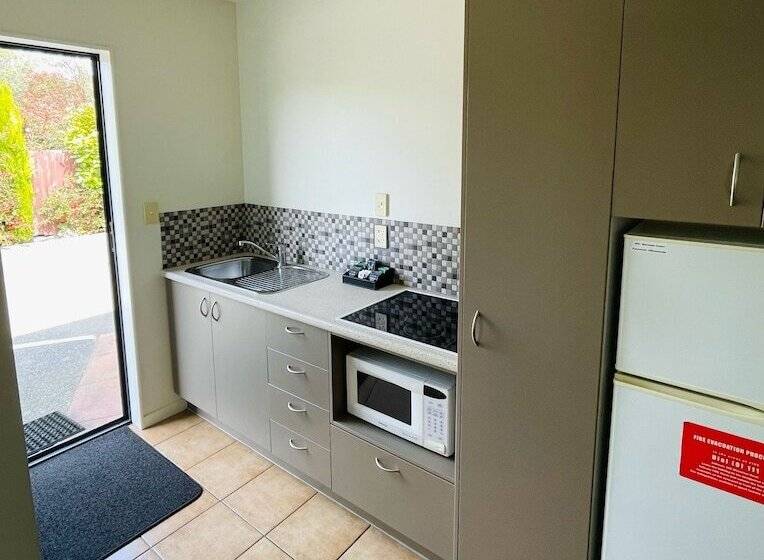 Апартаменты 2 Спальни, 298 Westside Motor Lodge