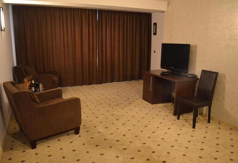 جناح, Premier
