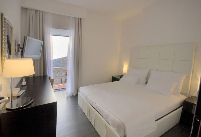 سوییت سوپریور, Astoria