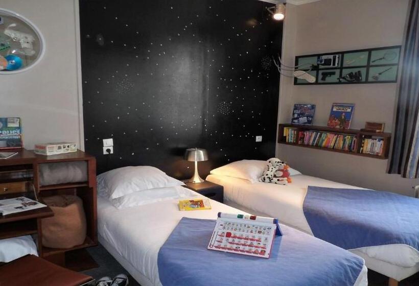 Standard Connecting Room, Detective