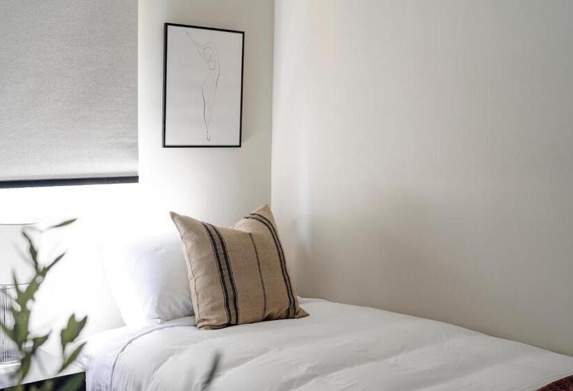 Семейный Номер, Motel Caloundra